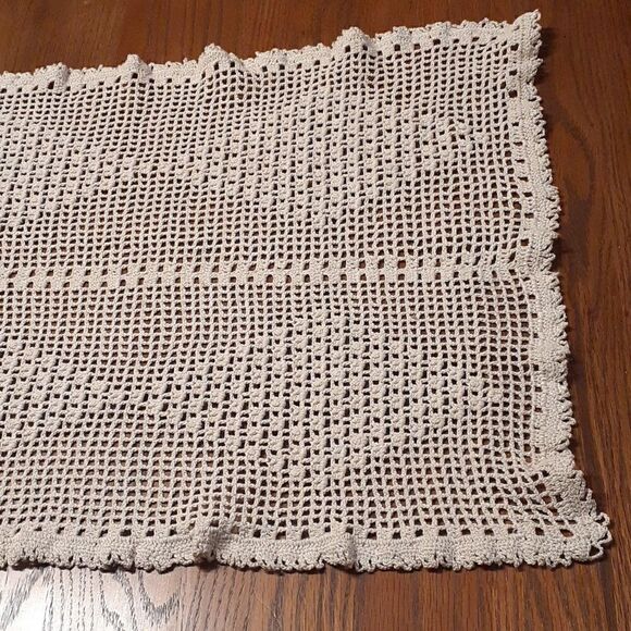 Hand crocheted ecru table runner rectangle with lace fringe. - Picture 4 of 6